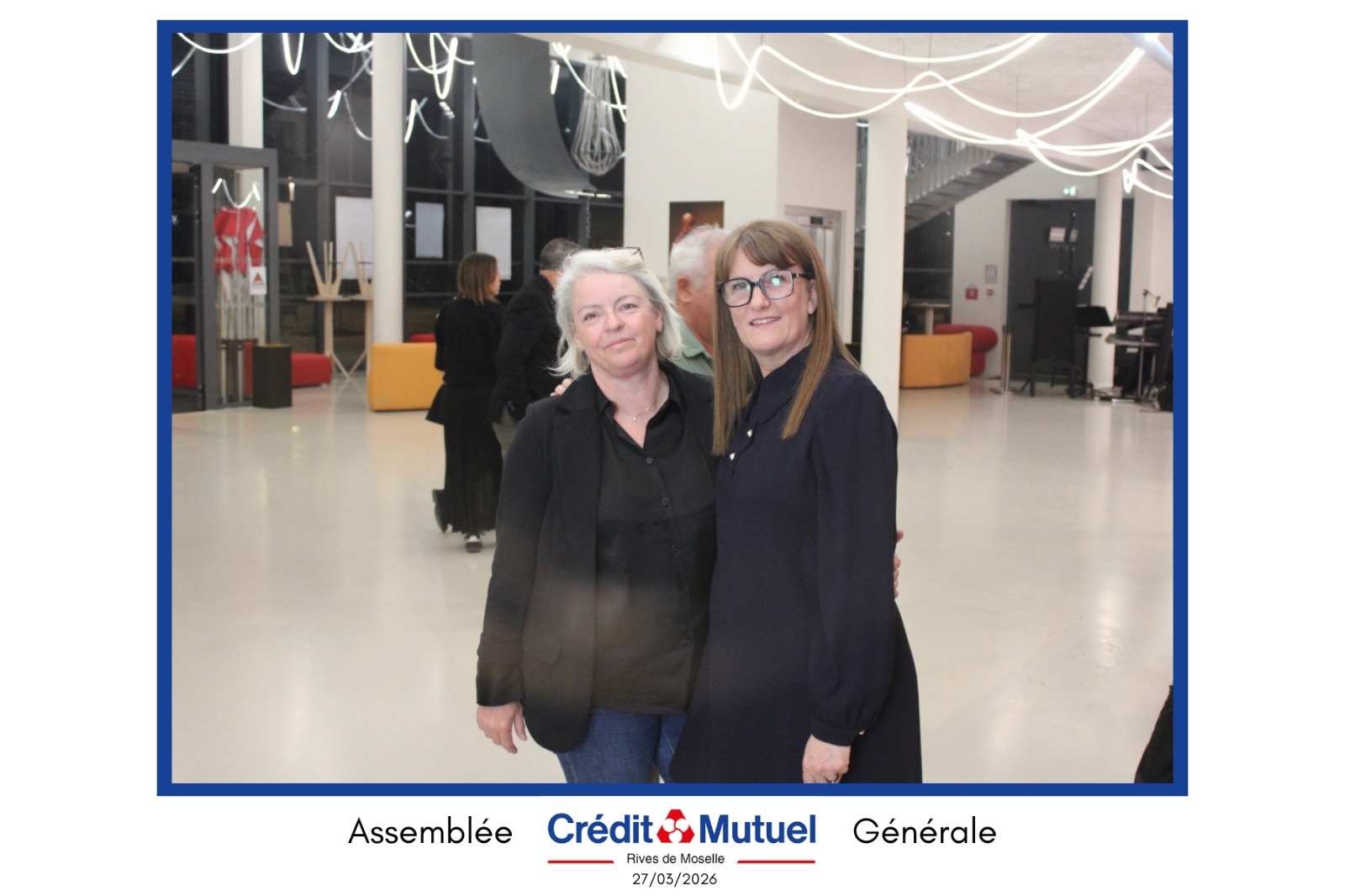 À travers cette prestation pour le Crédit Mutuel, Estelle illustre son accompagnement sur des événements professionnels, ici aux côtés de Patricia, organisatrice de l’événement.