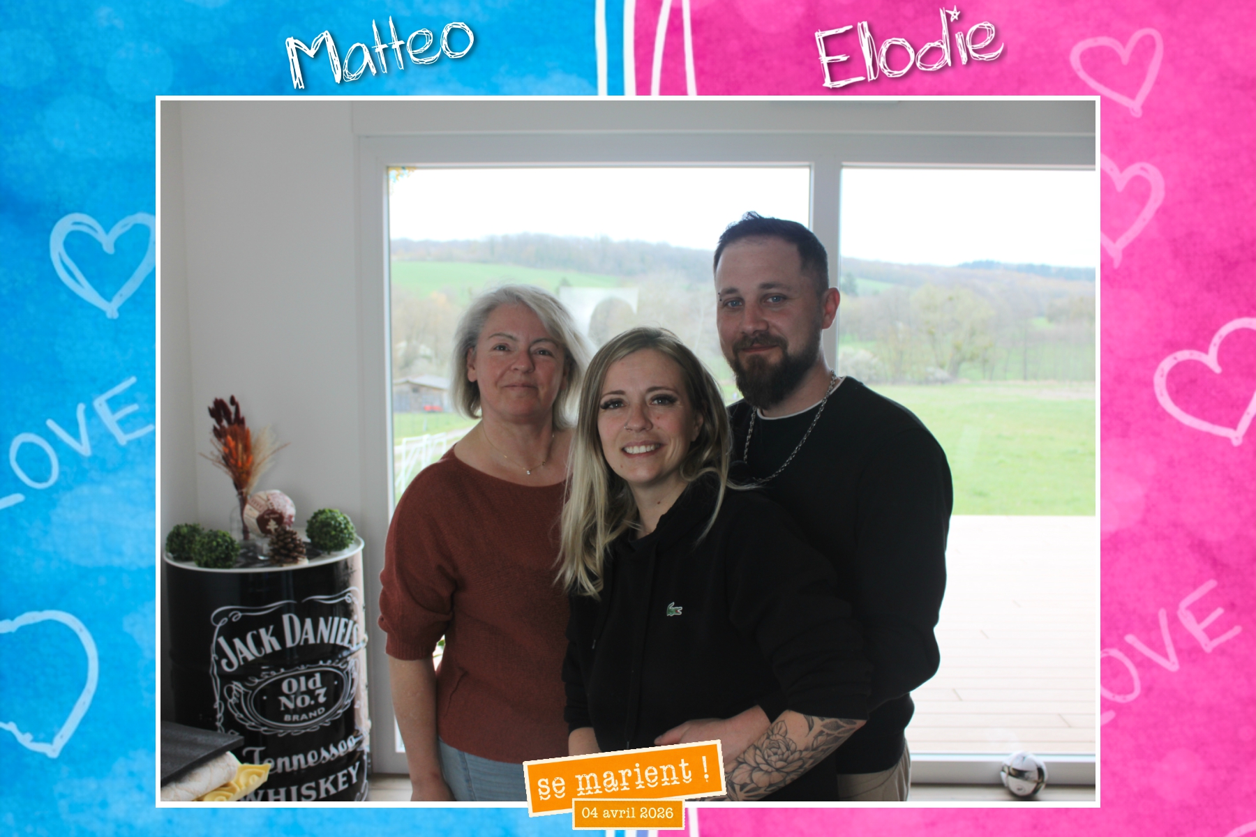 Estelle-Photobooth-Mariage-Elodie-Mateo-Boulay-Moselle Photo souvenir d’Élodie et Matteo lors de leur mariage, aux côtés d’Estelle, avec un design mêlant élégance et clin d’œil à la série Un gars, une fille.