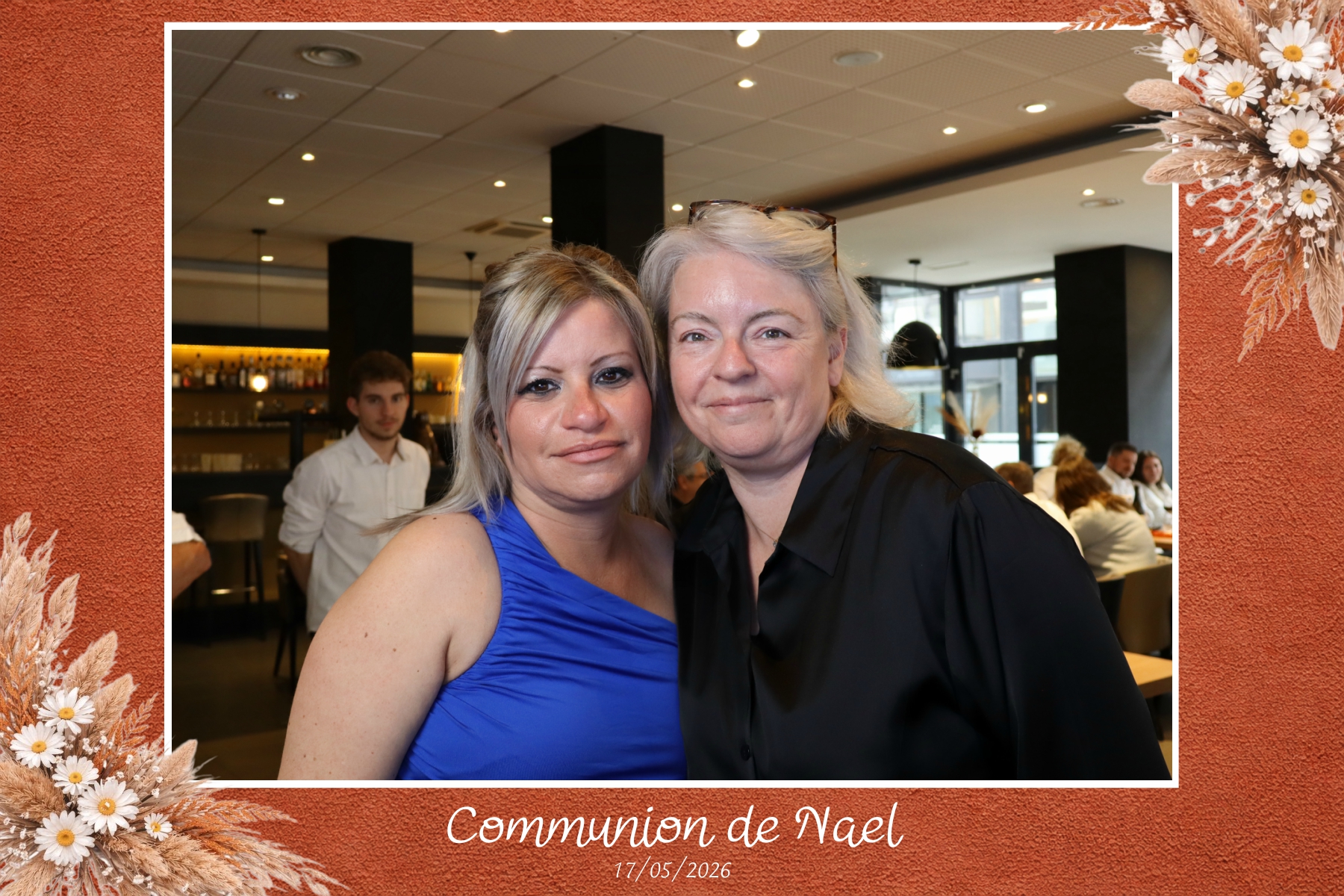 Aurélie, la maman de Naël, pose avec Estelle lors de l’installation du photobooth pour la communion de son fils